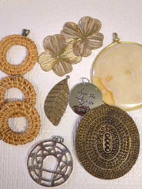 ❤️3/$10❤️P57 Mixed Metal, Stone and Rattan Pendant Set
